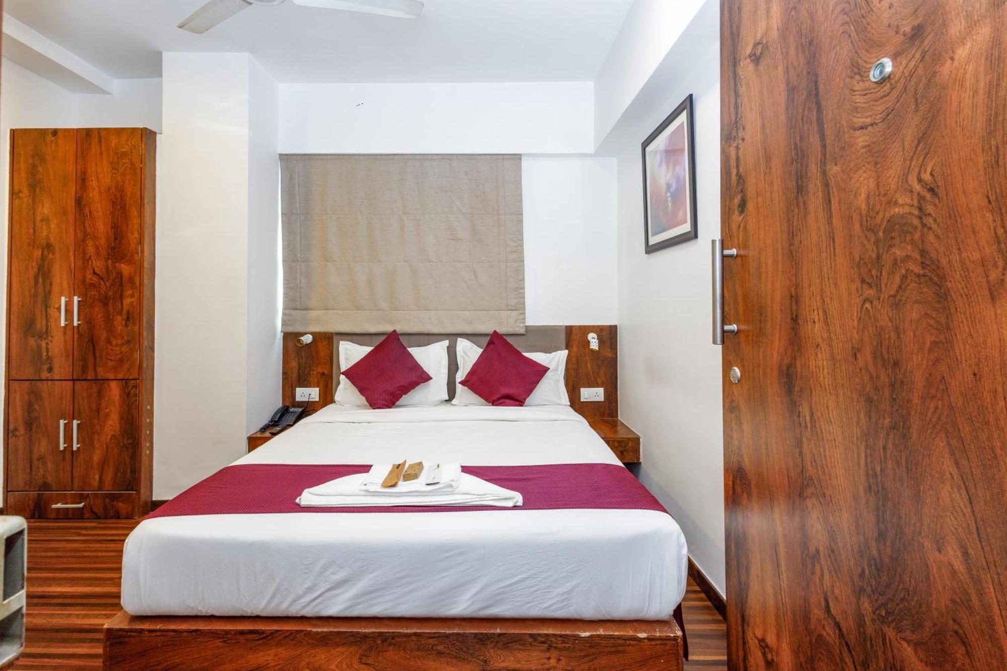 J Hotel And Banquets Mumbai Exterior foto